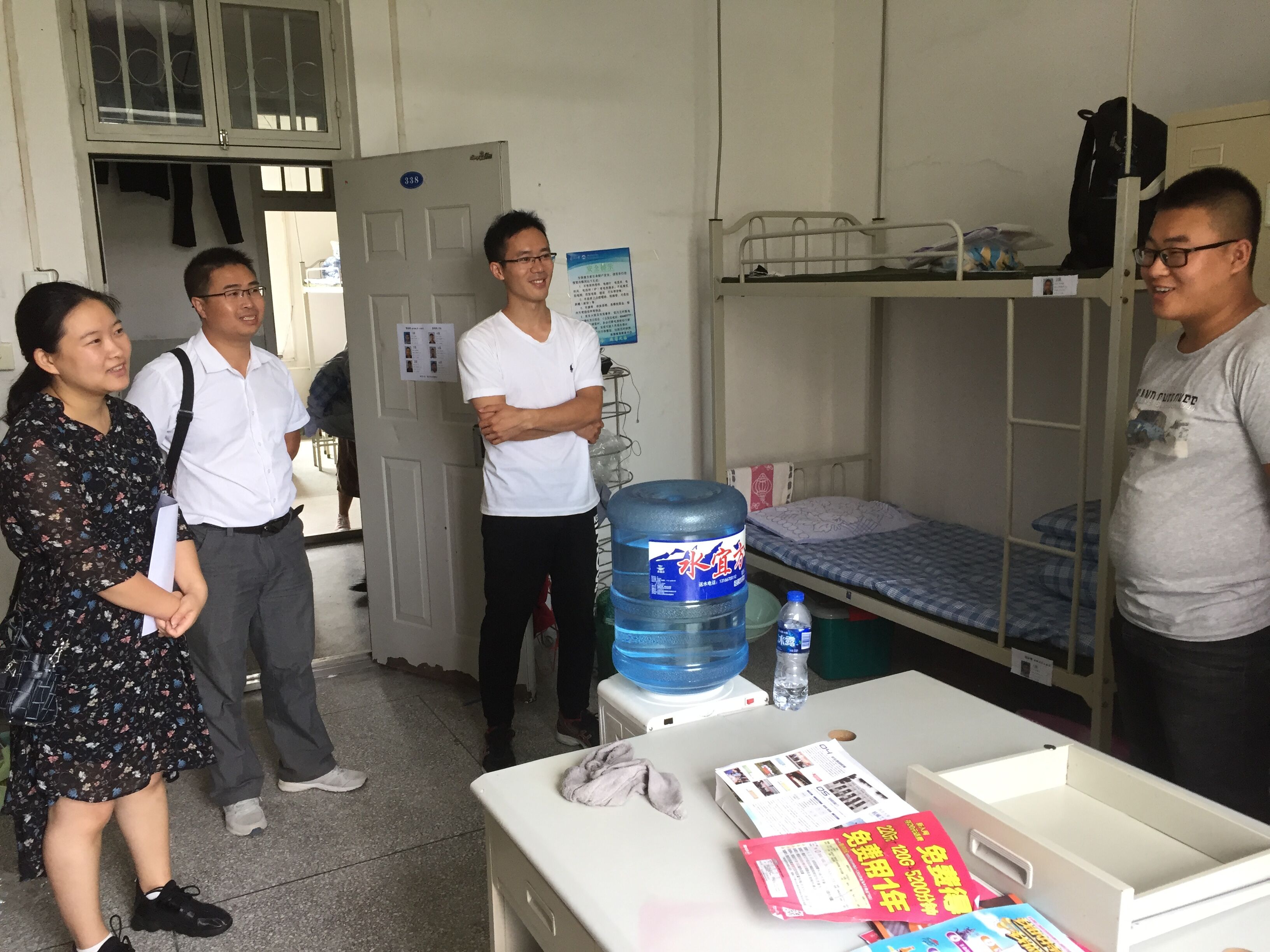 辅导员和班导师深入寝室